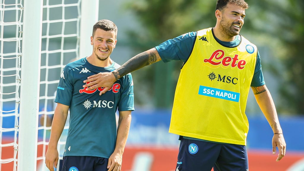 Der Hüne freut sich mit: Diego Demme und Neapels Stürmer Andrea Petagna (1,90 Meter).