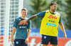 Der Hüne freut sich mit: Diego Demme und Neapels Stürmer Andrea Petagna (1,90 Meter).