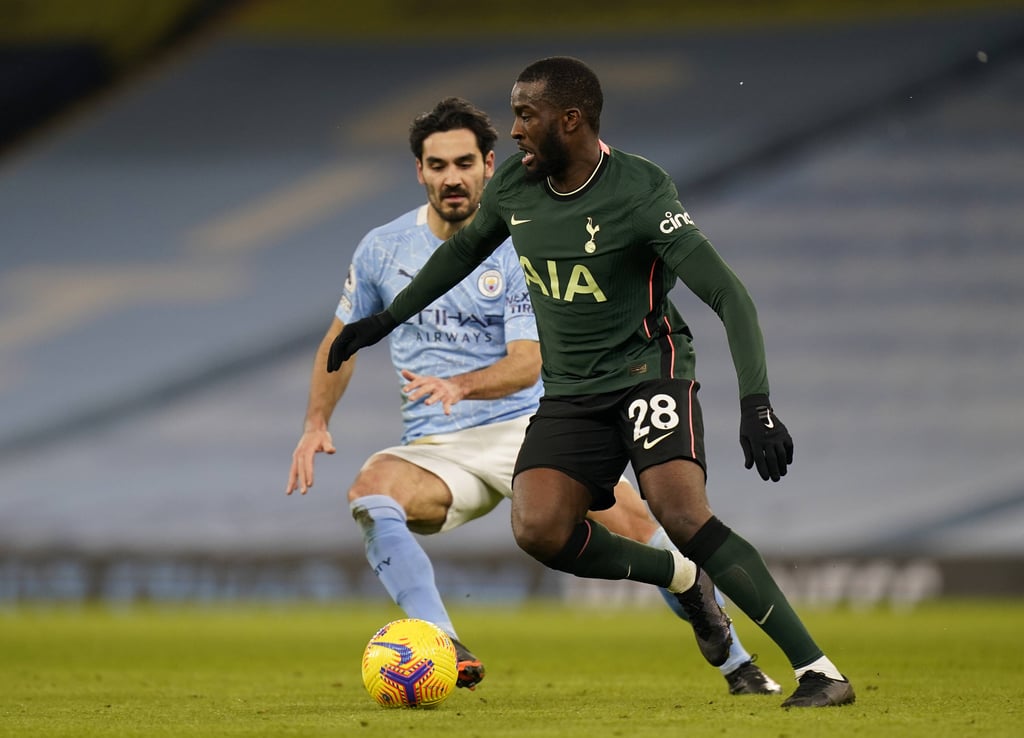 Tanguy Ndombele behauptet die Kugel vor Manchester Citys Ilkay Gundogan (l.)