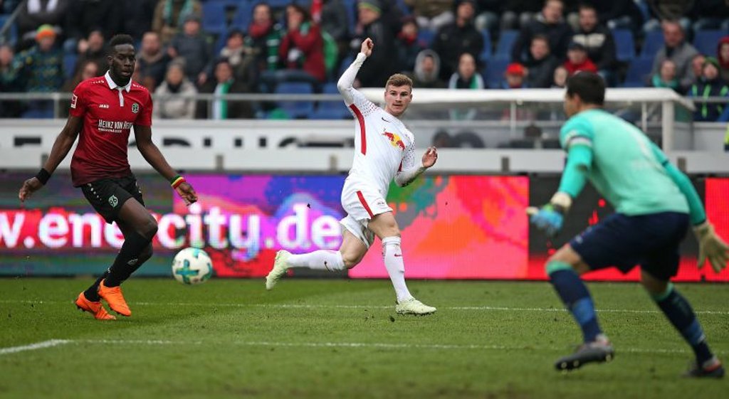 Salif Sané kann nicht Schritt halten mit Timo Werner, als der das 3:1 von RB Leipzig bei Hannover 96 vorbereitet.