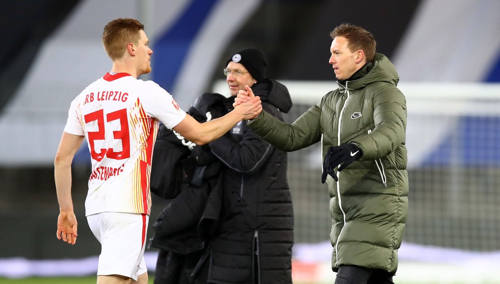 Marcel Halstenberg und RB-Trainer Julian Nagelsmann klatschen ab.