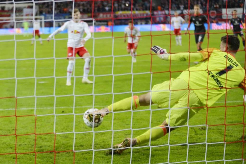 Werner verschießt den Elfmeter.