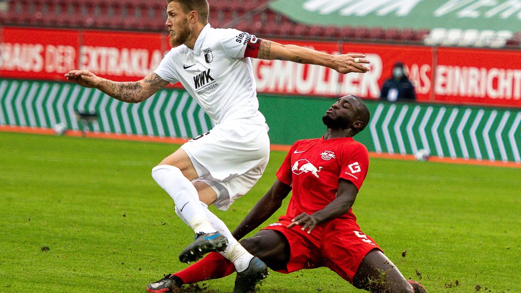 Schlagbaum: Das lange Bein von Upamecano gegen Augsburgs Gouweleeuw