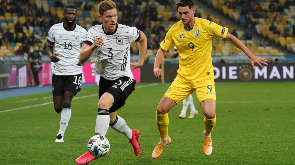 RB Leipzigs Marcel Halstenberg im Zweikampf mit dem Ukrainer Roman Yaremchuk (r.), im Hintergrund ist Antonio Rüdiger (FC Chelsea) zu sehen.