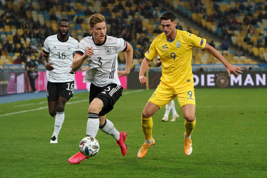 RB Leipzigs Marcel Halstenberg im Zweikampf mit dem Ukrainer Roman Yaremchuk (r.), im Hintergrund ist Antonio Rüdiger (FC Chelsea) zu sehen.