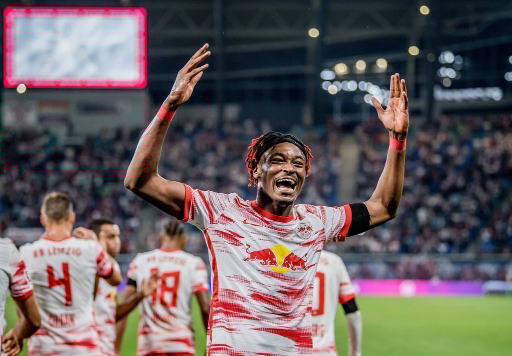 Leipzigs Mohamed Simakan jubelt nach dem Treffer zum 4:0 gegen Stuttgart