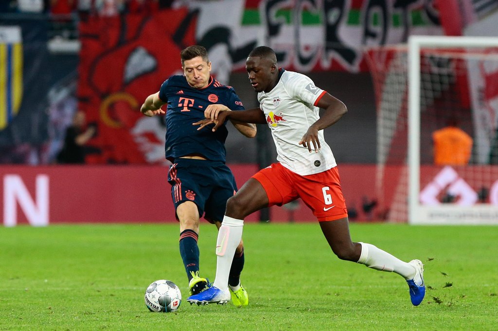 Robert Lewandowski (FC Bayern München) ist laut Ibrahima Konate (r.) der gefährlichste Stürmer, gegen den er je gespielt hat.