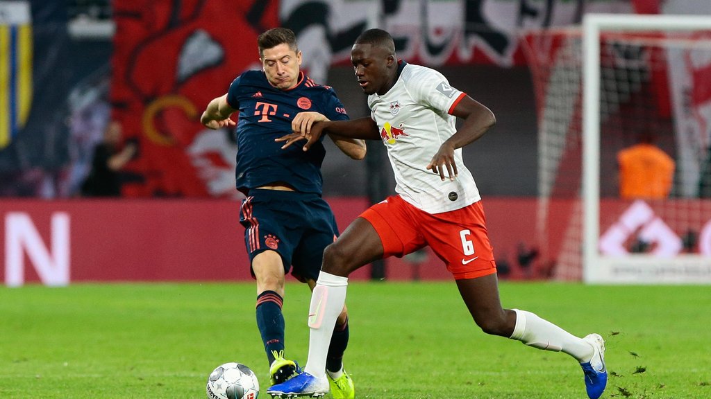 Robert Lewandowski (FC Bayern München) ist laut Ibrahima Konate (r.) der gefährlichste Stürmer, gegen den er je gespielt hat.