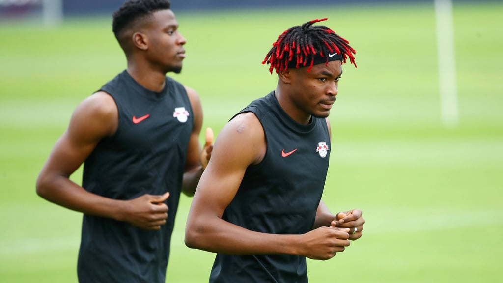 Zwei Leipziger Franzosen:&nbsp;Nordi Mukiele (l.) und Neuzugang Mohamed Simakan.