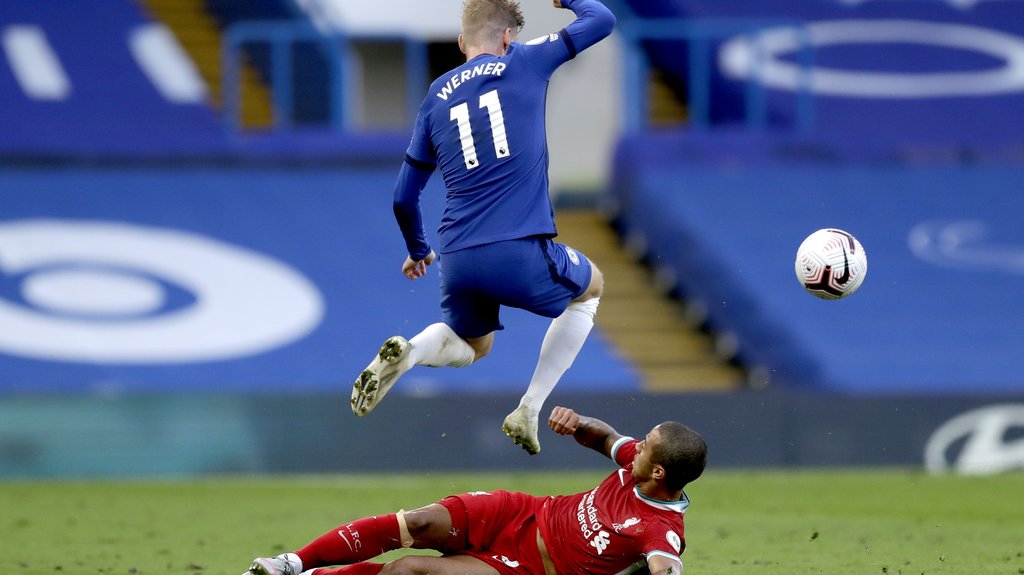 Ex-Bundesliga-Profis unter sich: Thiago foult Timo Werner im Strafraum