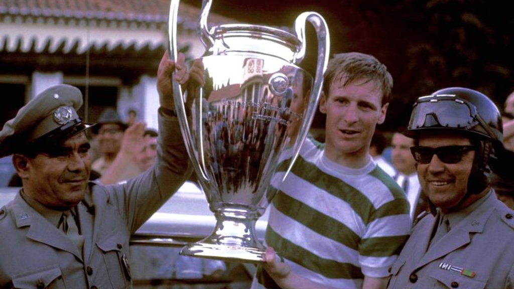 Zahnlos mit dem Henkelpot: Bill McNeill nahm den Pokal der Landesmeister allein entgegen, weil seine Mitspieler noch in der Kabine feierten