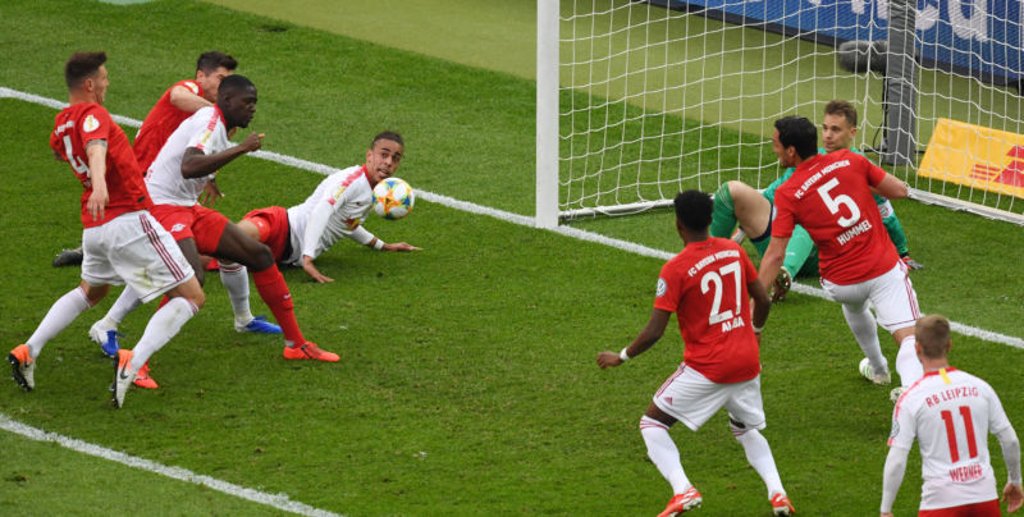 Jede Menge weiß und rot auf dem Rasen beim DFB-Pokal-Finale zwischen RB Leipzig und Bayern München.