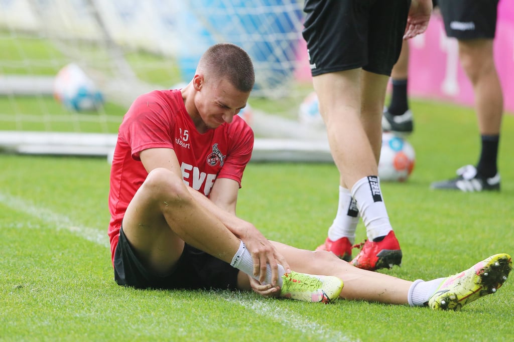 Tim Lemperle mit Schmerzen am rechten Knöchel.