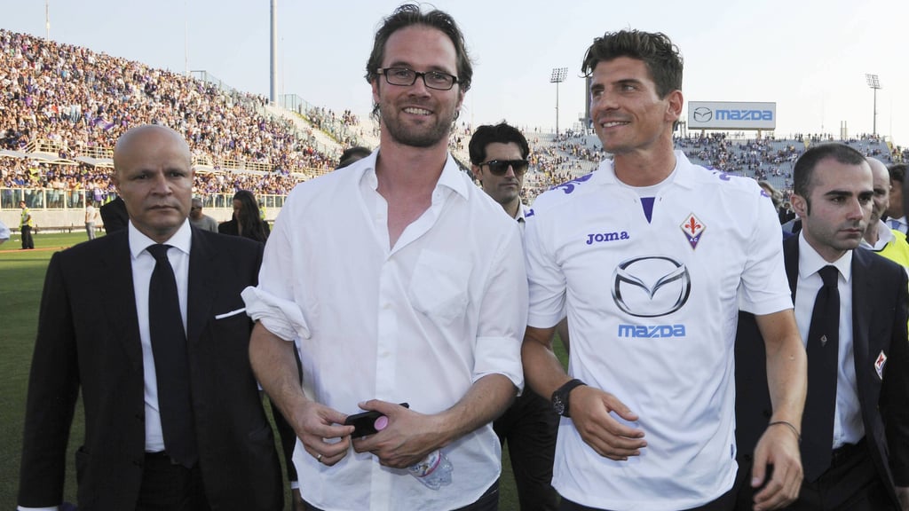 Kennen sich von früher: Der Ex-Journalist Florian Scholz und der Ex-Fußballer Mario Gomez bei dessen Vorstellung in Florenz