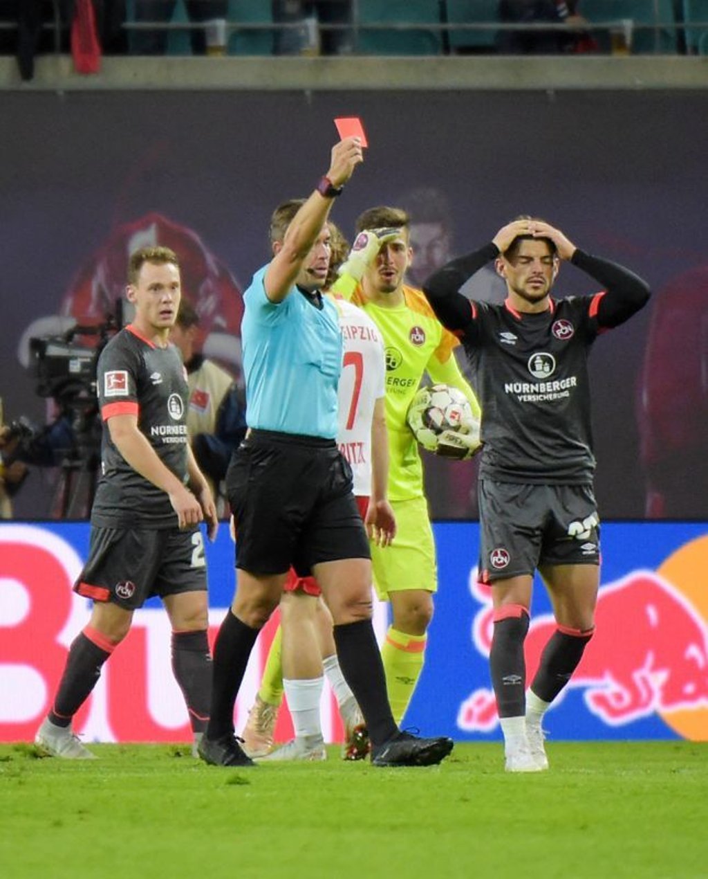 Tim Leibold sieht die rote Karte. Enrico Valentini kann es nicht fassen.