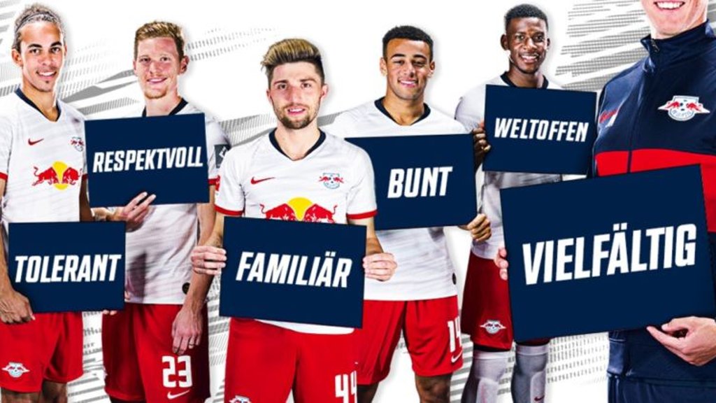 RB Leipzig zeigt Plakate gegen Rassismus.