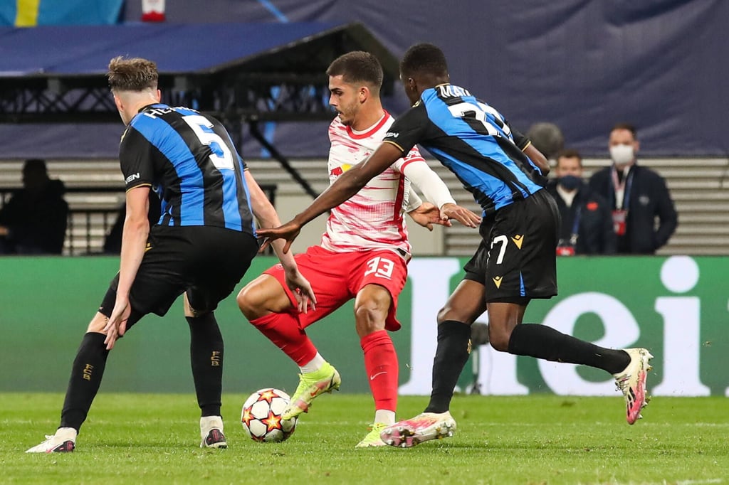 In die Zange genommen: Das soll Andre Silva (Mitte) und RB Leipzig im Rückspiel beim FC Brügge nicht noch einmal passieren.