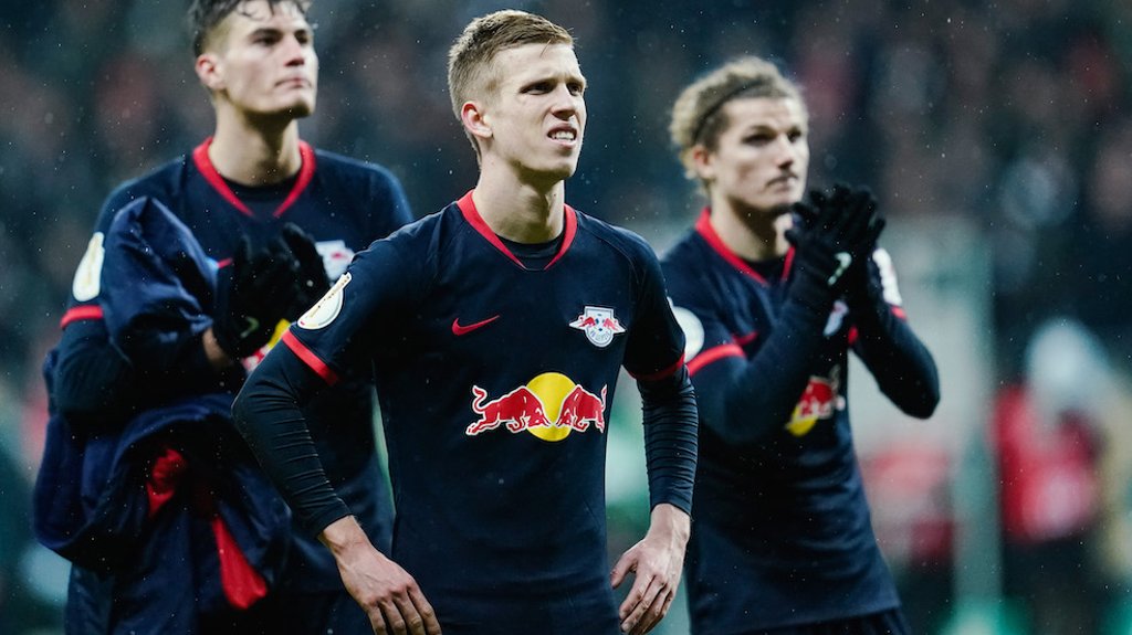 Trotz Premieren-Torerfolg ausgeschieden: Dani Olmo und Kollegen vor dem Fanblock.