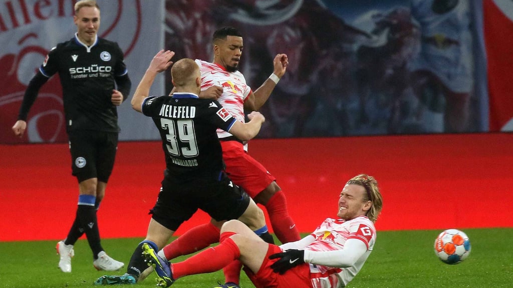 Oberschenkelverletzung ohne Fremdverschulden: Emil Forsberg hält sich das verletzte Bein