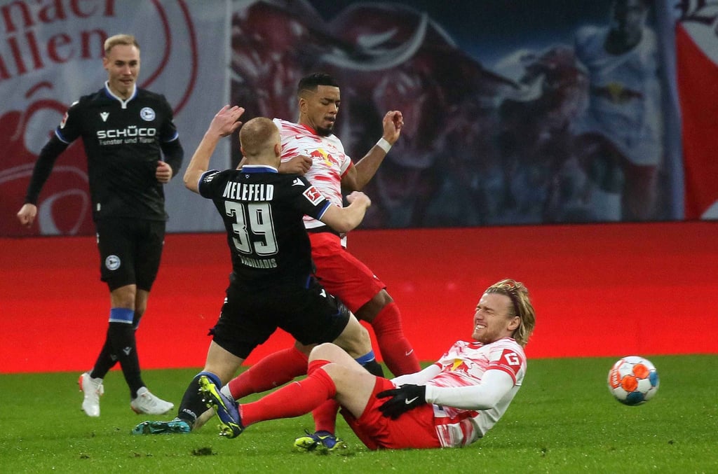 Oberschenkelverletzung ohne Fremdverschulden: Emil Forsberg hält sich das verletzte Bein