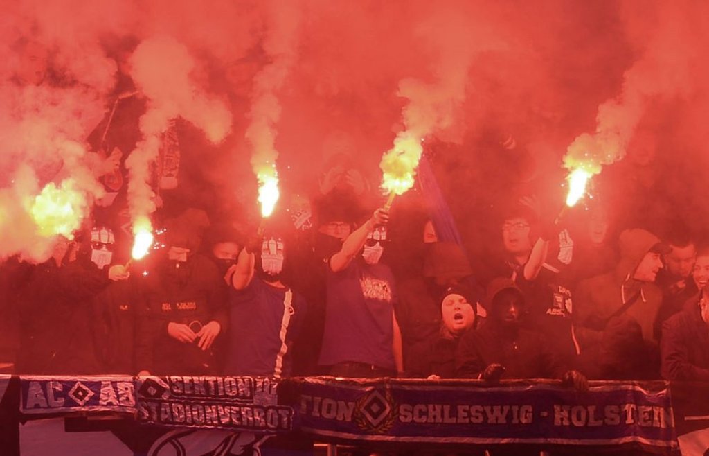 Pyrotechnik Hamburger Fans beim Heimspiel von RB Leipzig.