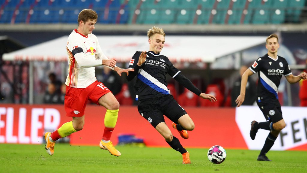 Alexander Sörloth (l.) war einer von sechs Spielern, die bei RB Leipzig gegen Bielefeld im Vergleich zur Champions-League-Partie gegen Paris in der Startelf standen.