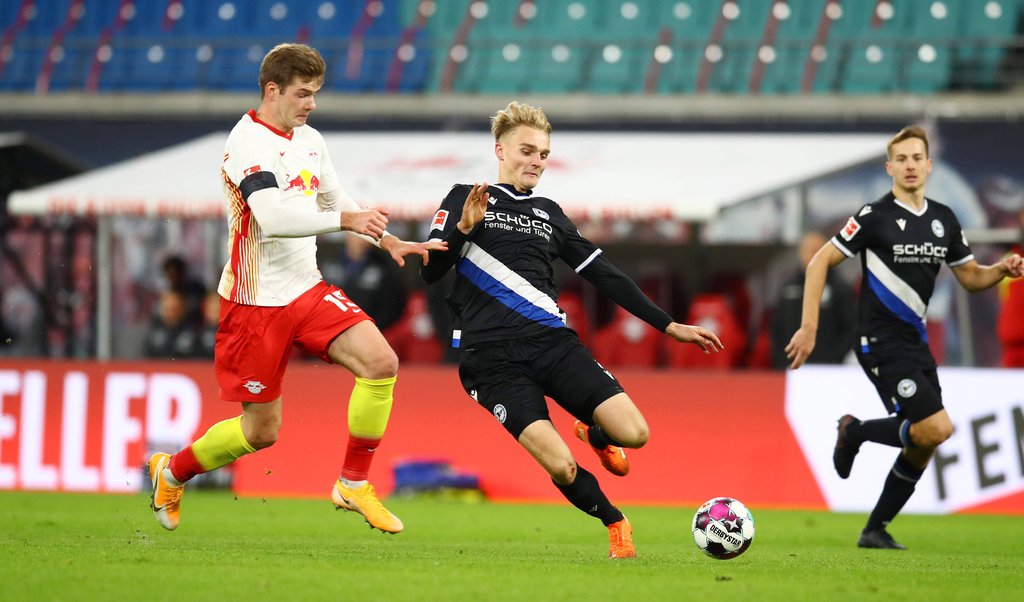 Alexander Sörloth (l.) war einer von sechs Spielern, die bei RB Leipzig gegen Bielefeld im Vergleich zur Champions-League-Partie gegen Paris in der Startelf standen.