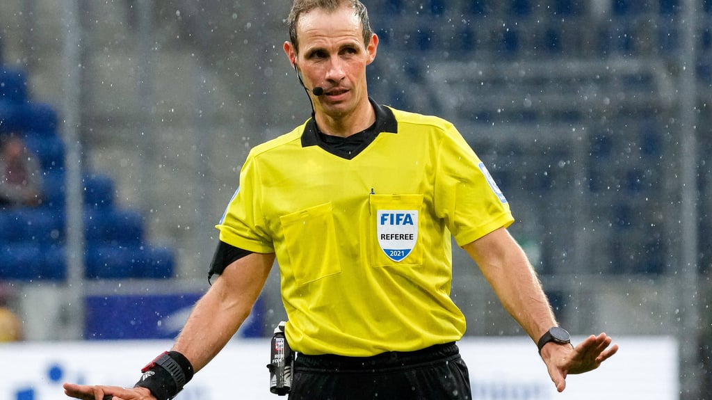 Schiedsrichter Sascha Stegemann gibt Anweisungen.