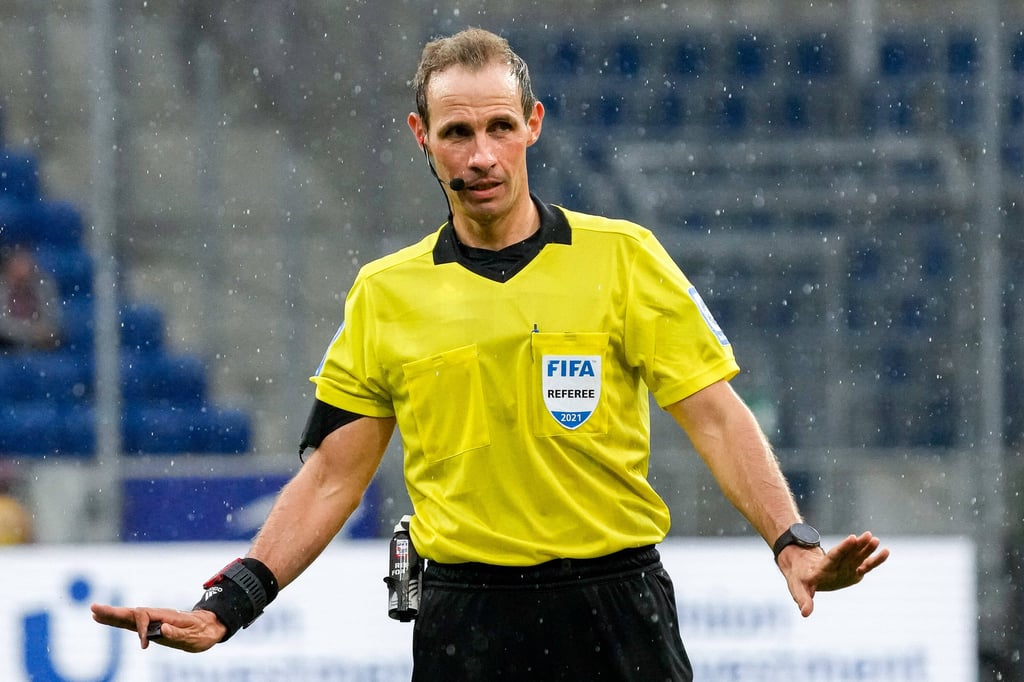 Schiedsrichter Sascha Stegemann gibt Anweisungen.