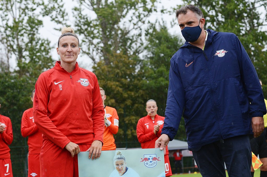 Ein Foto zum Abschied: RB Leipzigs Operations-Direktor Uli Wolter bedankt sich bei Anja Mittag.