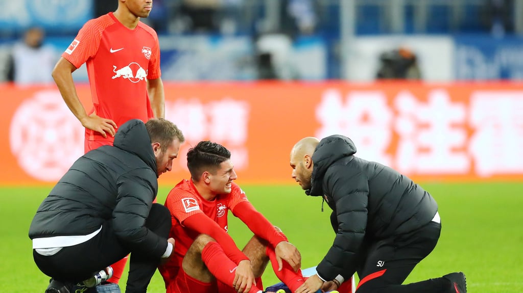 Behandlungsunterbrechung bei Dominik Szoboszlai gegen die TSG 1899 Hoffenheim.