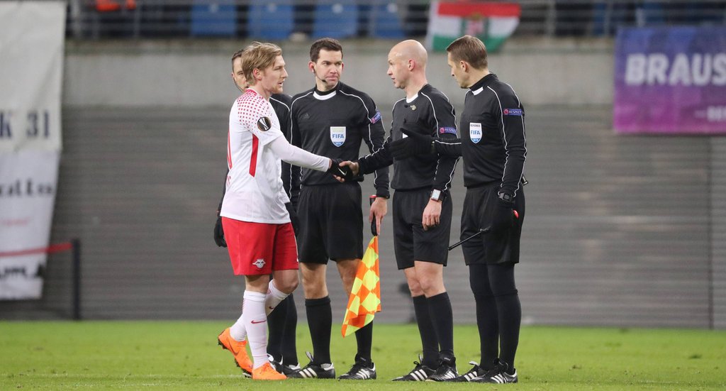 Anthony Taylor aus Großbritannien leitet die Champions-League-Partie zwischen Olympique Lyon und RB Leipzig