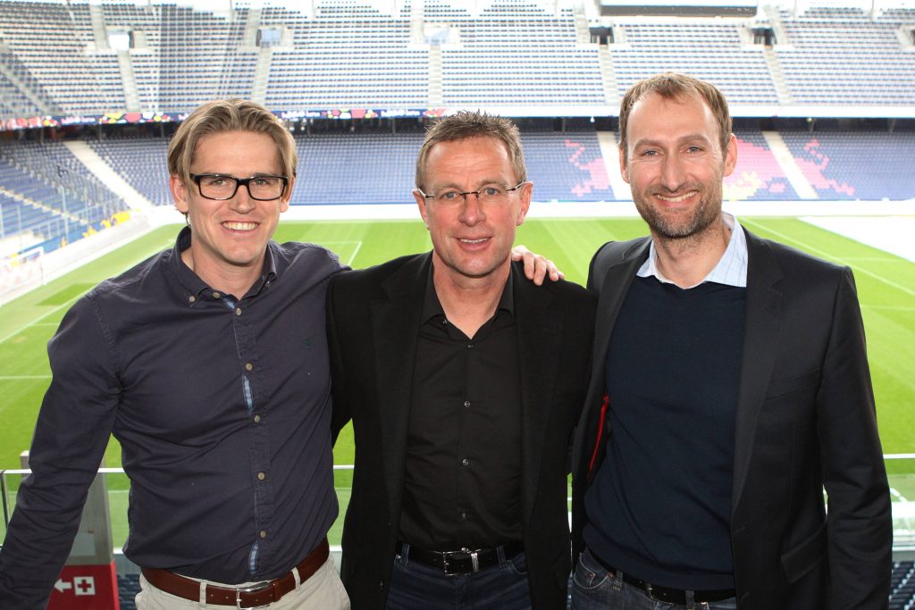 Arm in Arm, aber doch unabhängig: Jochen Sauer und Christoph Freund von Red Bull Salzburg mit Ralf Rangnick.