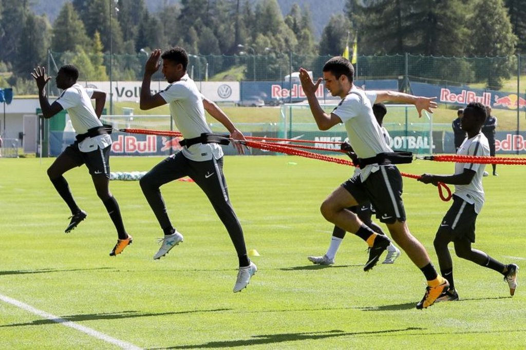 Elias Abouchabaka (rechts) und Ibrahima Kanoté (links) stehen in der Startformation