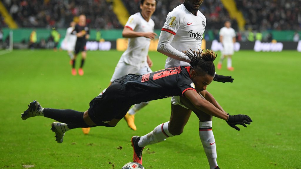 Wieder körperlich überlegen: Evan Ndicka stoppt Leipzigs Christopher Nkunku.