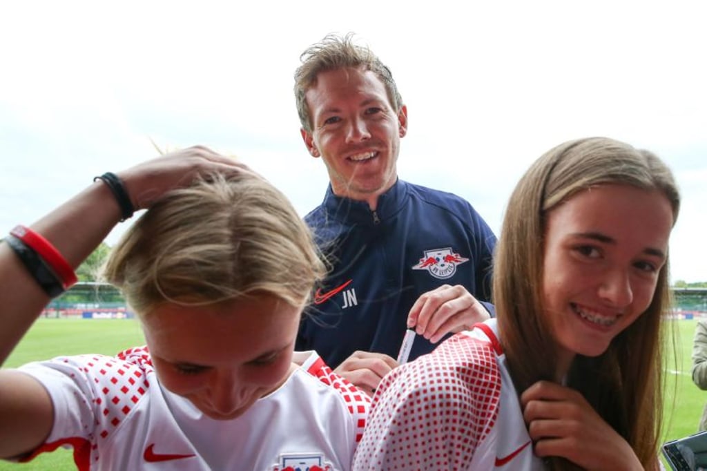 Julian Nagelsmann scherzt mit den Fans, die zahlreich zu den ersten öffentlichen Einheiten von RB Leipzig kommen.