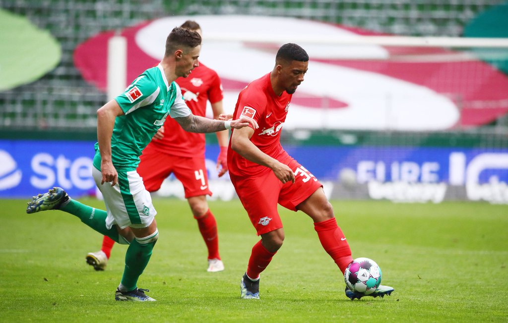 RB Leipzigs Benjamin Henrichs (r.) behauptet den Ball vor Bremens Marco Friedl.&nbsp;