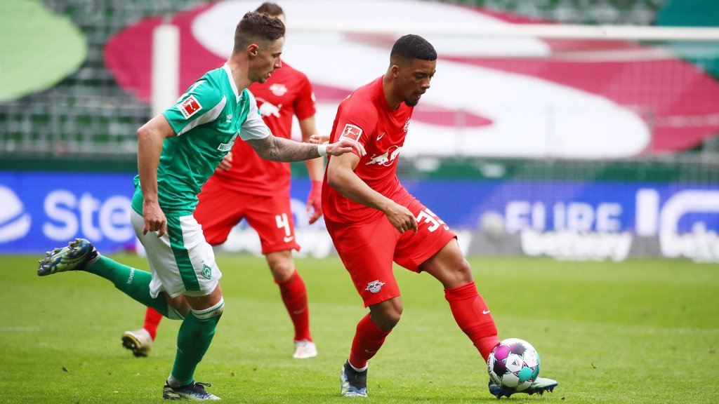 RB Leipzigs Benjamin Henrichs (r.) behauptet den Ball vor Bremens Marco Friedl. 
