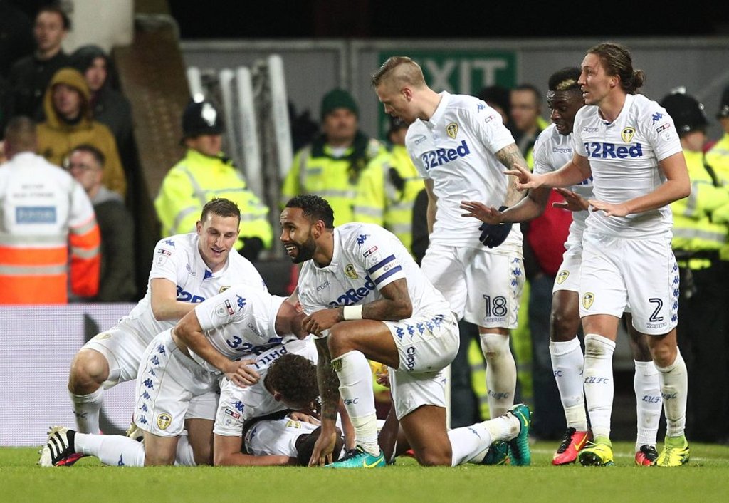 Ronaldo Vieira wird von seinen Teamkollegen bei Leeds United nach Traumtor gefeiert. Ein Kandidat für RB Leipzig?