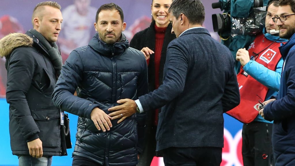 Christian Heidel (re.) hält große Stücke auf Domenico Tedesco. Hier bei einem Spiel bei RB Leipzig. 