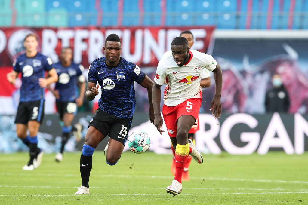 Flink auf den Beinen: RB Leipzigs Dayot Upamecano im Sprintduell mit Jhon Cordoba (Hertha BSC Berlin).
