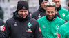 Gute Laune in der Krise: Trainer Florian Kohfeldt (37) und sein vier Jahre älterer Stürmer Claudio Pizarro (41).