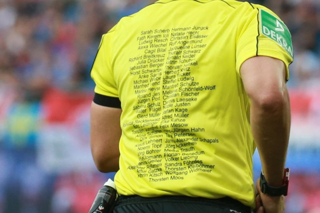 Tobias Stieler trägt den Dank für die Schiedsrichter-Gilde auf dem Rücken. Selber erntet er wenig Dank nach dem Spiel zwischen RB Leipzig und dem FC Bayern München.