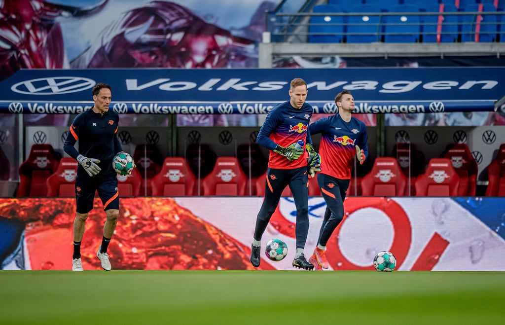 Leipzigs Peter Gulacsi und Josep Martinez sind für die Champions League nominiert. Hier mit Torwarttrainer Frederik Gößling.