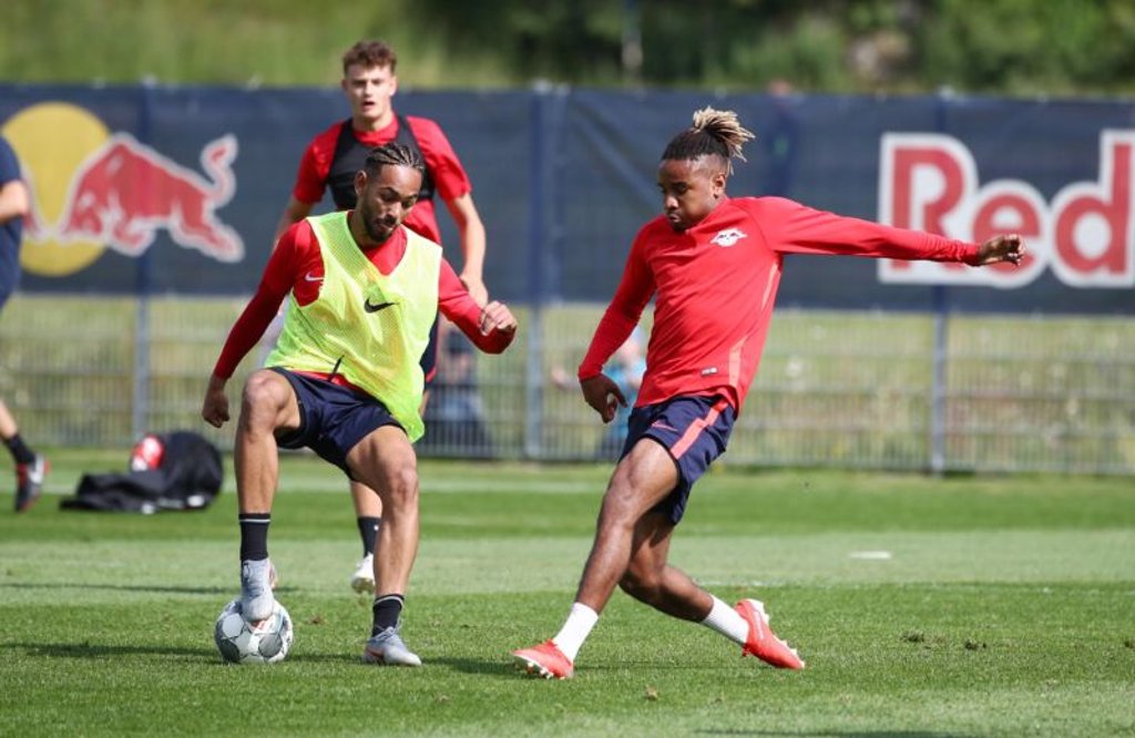 Erstes Training bei RB Leipzig: Christopher Nkunku gegen Matheus Cunha.