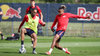 Erstes Training bei RB Leipzig: Christopher Nkunku gegen Matheus Cunha.