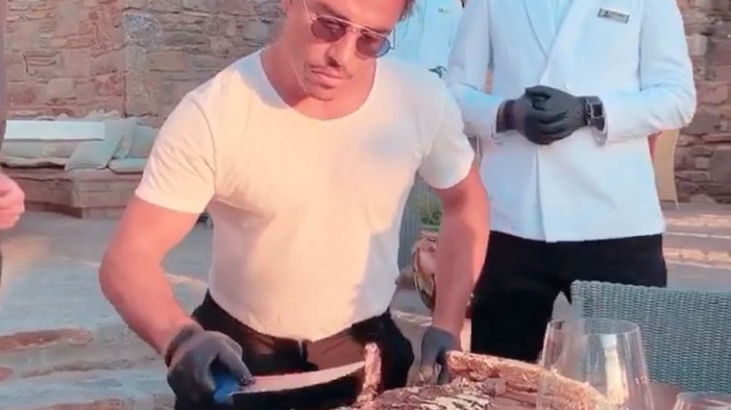 Zerlegt mit Hingabe goldene Steaks, hier für Hannes Wolf &amp; Co.: „Salt Bea” Nusret Gökcan bei der Arbeit.