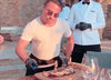 Zerlegt mit Hingabe goldene Steaks, hier für Hannes Wolf & Co.: „Salt Bea” Nusret Gökcan bei der Arbeit.