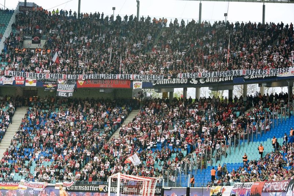 Eine „leidenschaftliche Kurve“ voller Fans des VfB Stuttgart glänzte beim Hinspiel bei RB Leipzig unter anderem mit der Herabwürdigung von RB-Fans.