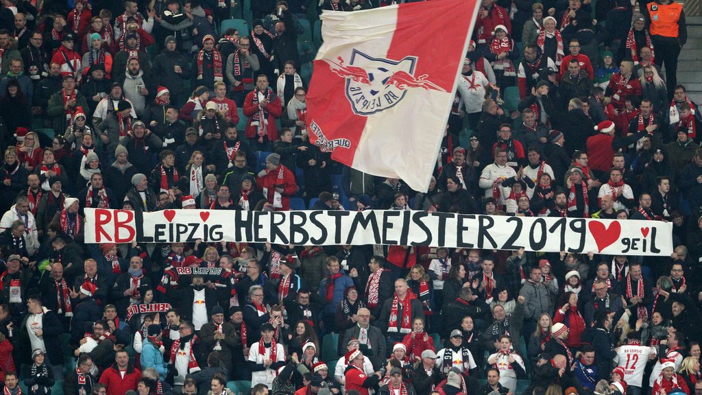 „Herbstmeister 2019 - geil”: Fans von RB Leipzig beim 3:1 gegen Augsburg.